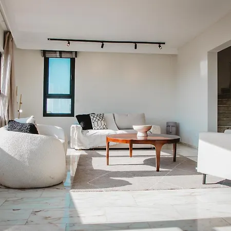 Phaedrus Living Center Sky Penthouse לימסול