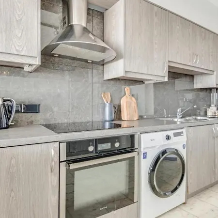 Phaedrus Living Center Sky Penthouse דירה לימסול